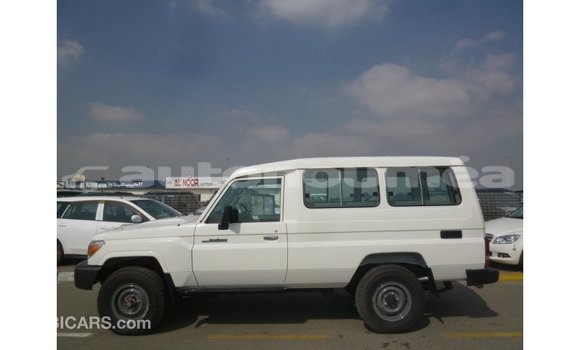 Acheter Import Voiture Toyota Land Cruiser Blanc à Import - Dubai, Iles Acheter Import Voiture Toyota Land Cruiser Blanc à Import - Dubai, Iles