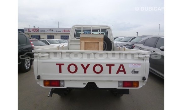 Acheter Import Voiture Toyota Land Cruiser Blanc à Import - Dubai, Iles Acheter Import Voiture Toyota Land Cruiser Blanc à Import - Dubai, Iles