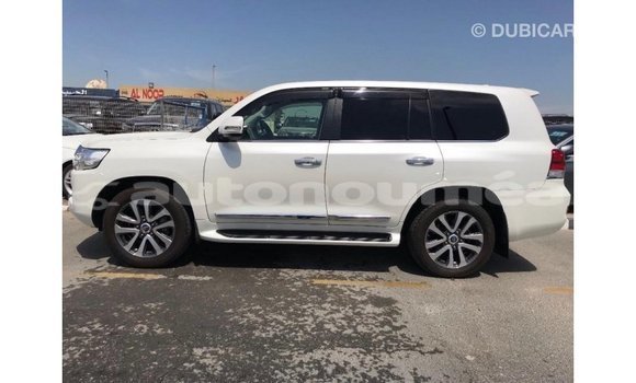 Acheter Import Voiture Toyota Land Cruiser Blanc à Import - Dubai, Iles Acheter Import Voiture Toyota Land Cruiser Blanc à Import - Dubai, Iles