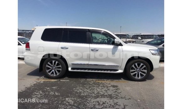 Acheter Import Voiture Toyota Land Cruiser Blanc à Import - Dubai, Iles Acheter Import Voiture Toyota Land Cruiser Blanc à Import - Dubai, Iles