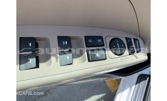 Buy Import Hyundai Elantra White Car in Import - Dubai in Iles Buy Import Hyundai Elantra White Car in Import - Dubai in Iles