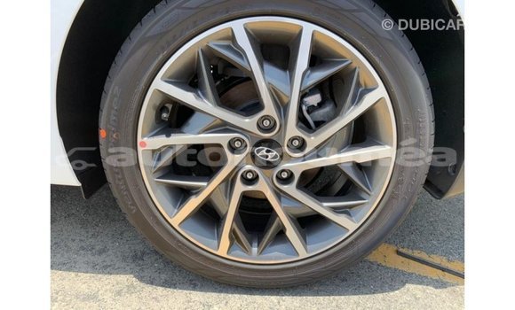 Buy Import Hyundai Elantra White Car in Import - Dubai in Iles Buy Import Hyundai Elantra White Car in Import - Dubai in Iles