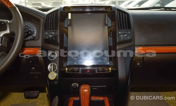 Acheter Import Voiture Toyota Land Cruiser Blanc à Import - Dubai, Iles Acheter Import Voiture Toyota Land Cruiser Blanc à Import - Dubai, Iles