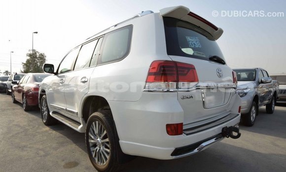 Acheter Import Voiture Toyota Land Cruiser Blanc à Import - Dubai, Iles Acheter Import Voiture Toyota Land Cruiser Blanc à Import - Dubai, Iles