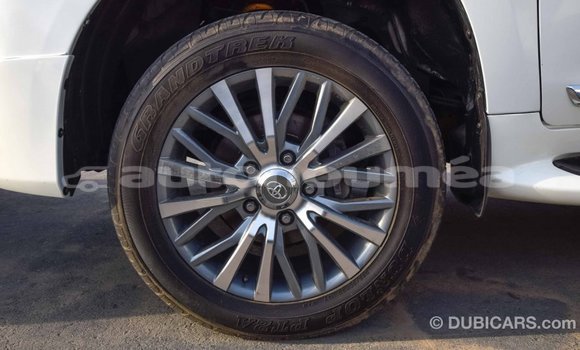 Acheter Import Voiture Toyota Land Cruiser Blanc à Import - Dubai, Iles Acheter Import Voiture Toyota Land Cruiser Blanc à Import - Dubai, Iles