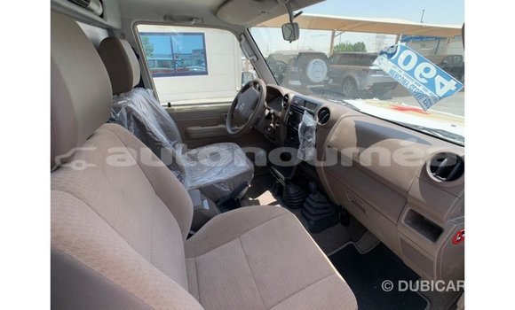 Acheter Import Voiture Toyota Land Cruiser Blanc à Import - Dubai, Iles Acheter Import Voiture Toyota Land Cruiser Blanc à Import - Dubai, Iles
