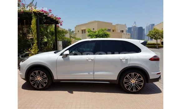 Acheter Import Voiture Porsche Cayenne Blanc à Import - Dubai, Iles Acheter Import Voiture Porsche Cayenne Blanc à Import - Dubai, Iles