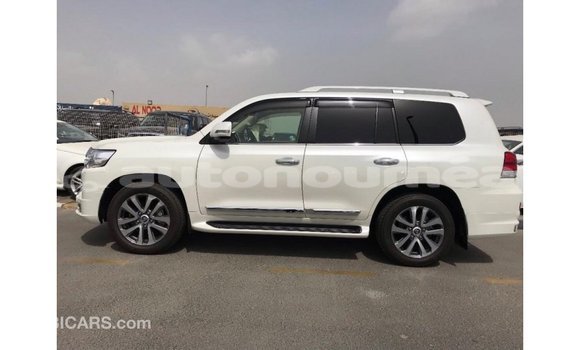 Acheter Import Voiture Toyota Land Cruiser Blanc à Import - Dubai, Iles Acheter Import Voiture Toyota Land Cruiser Blanc à Import - Dubai, Iles