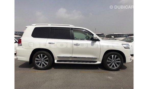 Acheter Import Voiture Toyota Land Cruiser Blanc à Import - Dubai, Iles Acheter Import Voiture Toyota Land Cruiser Blanc à Import - Dubai, Iles