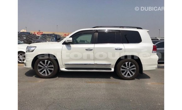 Acheter Import Voiture Toyota Land Cruiser Blanc à Import - Dubai, Iles Acheter Import Voiture Toyota Land Cruiser Blanc à Import - Dubai, Iles