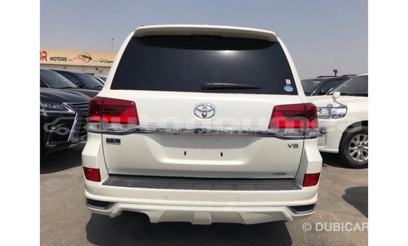 Acheter Import Voiture Toyota Land Cruiser Blanc à Import - Dubai, Iles Acheter Import Voiture Toyota Land Cruiser Blanc à Import - Dubai, Iles