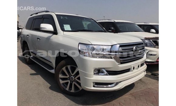 Acheter Import Voiture Toyota Land Cruiser Blanc à Import - Dubai, Iles Acheter Import Voiture Toyota Land Cruiser Blanc à Import - Dubai, Iles